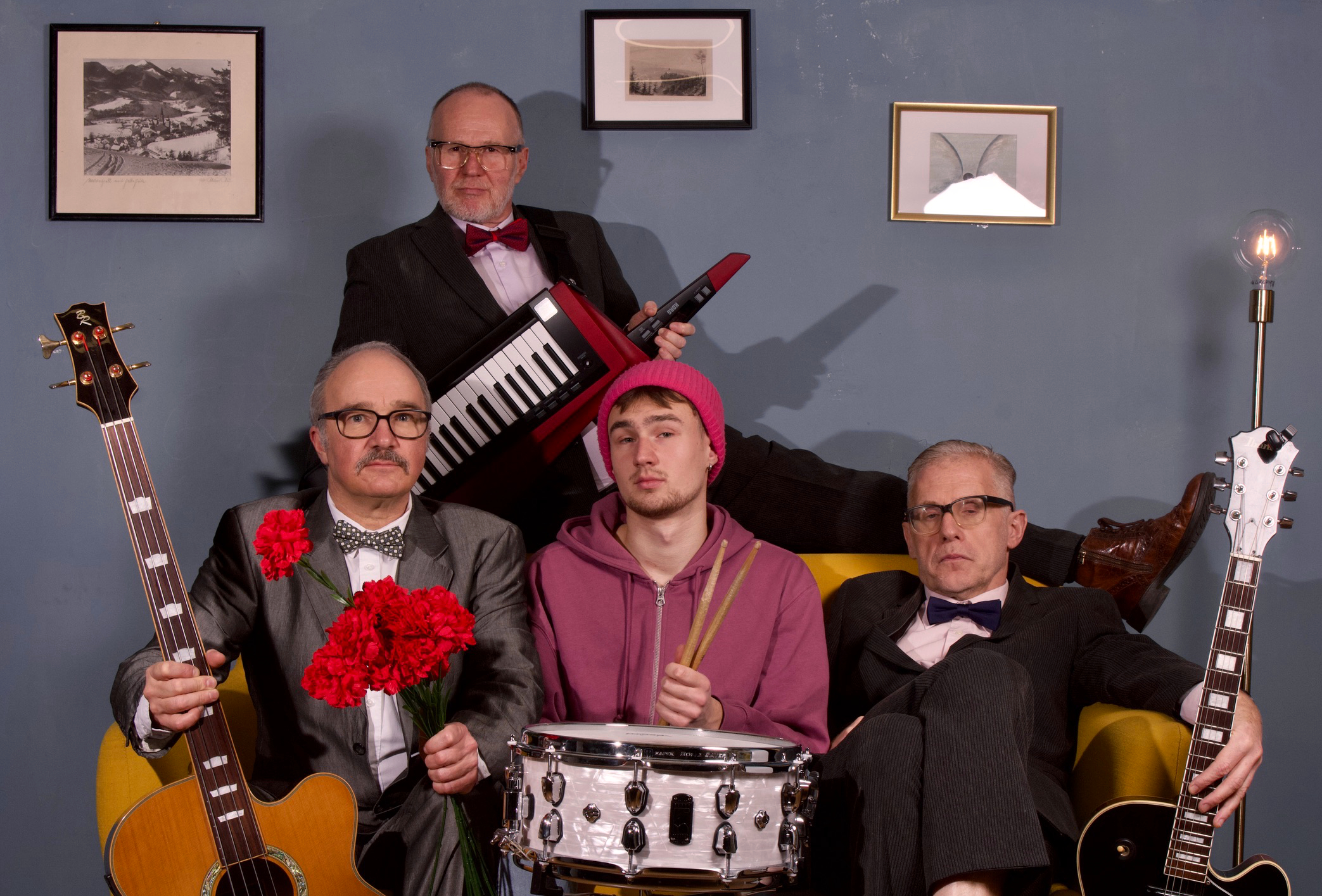 Biederman auf Couch mit Instrumenten